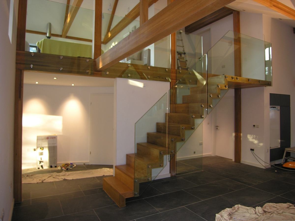 Moderne trap met een stalen limoen, houten treden en een glazen balustrade