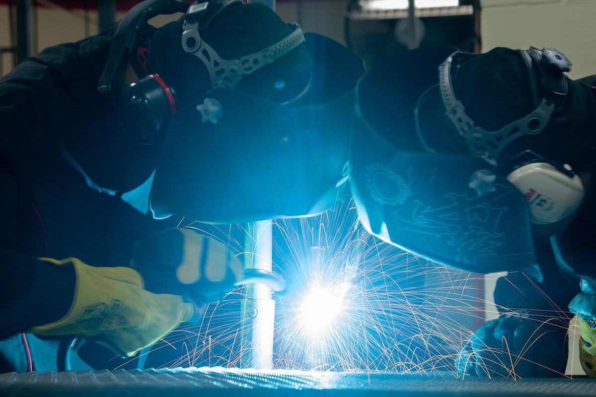 Lassers aan het werk, met vonken en blauw licht